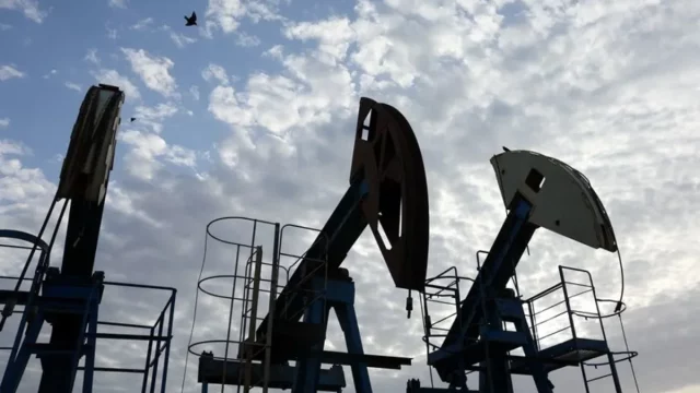 Pompa angguk di ladang minyak Airankol, wilayah Atyrau, Kazakhstan