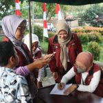 Petugas Dinas Sosial Kota Padang melayani pendaftaran Portal Perlinsos di ruang terbuka.