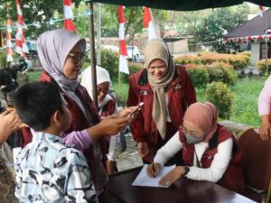 Petugas Dinas Sosial Kota Padang melayani pendaftaran Portal Perlinsos di ruang terbuka.
