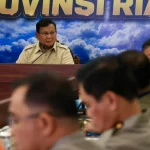 Presiden Prabowo Subianto memimpin rapat evaluasi penanganan kebakaran hutan dan lahan di Posko Aju Provinsi Riau, Pekanbaru.