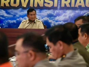 Presiden Prabowo Subianto memimpin rapat evaluasi penanganan kebakaran hutan dan lahan di Posko Aju Provinsi Riau, Pekanbaru.