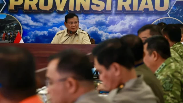 Presiden Prabowo Subianto memimpin rapat evaluasi penanganan kebakaran hutan dan lahan di Posko Aju Provinsi Riau, Pekanbaru.