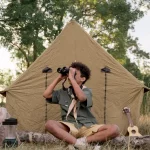 Suasana perkemahan dengan tenda di alam terbuka