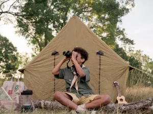 Suasana perkemahan dengan tenda di alam terbuka