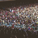 Tribun stadion dipadati penonton pertandingan sepak bola