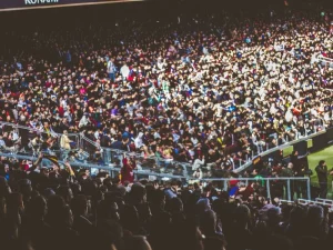 Tribun stadion dipadati penonton pertandingan sepak bola