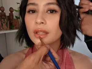 Prilly Latuconsina saat proses tata rias di lokasi pemotretan ily.gold