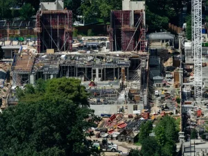 Lokasi pembangunan ballroom di kompleks Gedung Putih Washington DC dengan derek dan rangka beton yang belum rampung