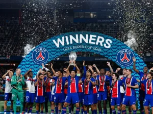 Skuad Paris Saint-Germain merayakan gelar juara Piala Super Eropa 2026 di Salzburg, Austria.