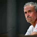 Pelatih Paris Saint-Germain Luis Enrique dalam konferensi pers resmi klub.