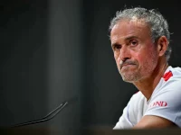 Pelatih Paris Saint-Germain Luis Enrique dalam konferensi pers resmi klub.