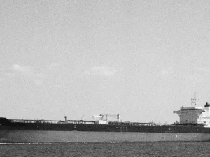 Ilustrasi kapal tanker minyak besar berlayar di laut lepas