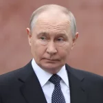 Presiden Rusia Vladimir Putin saat menghadiri upacara peletakan karangan bunga di Moskow