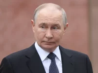 Presiden Rusia Vladimir Putin saat menghadiri upacara peletakan karangan bunga di Moskow