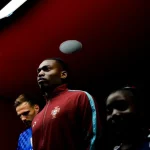 Rafael Leao berjalan di lorong stadion mengenakan jaket timnas Portugal
