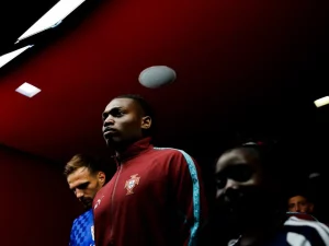 Rafael Leao berjalan di lorong stadion mengenakan jaket timnas Portugal