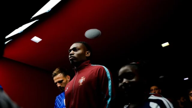 Rafael Leao berjalan di lorong stadion mengenakan jaket timnas Portugal