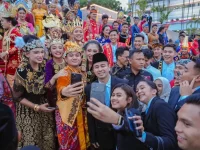 Raffi Ahmad mengenakan peci berswafoto bersama sejumlah anak muda berbusana adat Nusantara