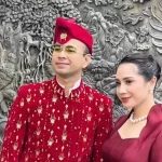Raffi Ahmad dan Nagita Slavina mengenakan busana merah