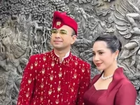 Raffi Ahmad dan Nagita Slavina mengenakan busana merah