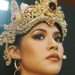 Raisa mengenakan mahkota dan riasan panggung untuk pementasan Srikandi