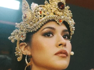 Raisa mengenakan mahkota dan riasan panggung untuk pementasan Srikandi