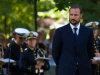Haakon dari Norwegia berdiri di depan barisan pengawal kerajaan