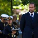 Haakon dari Norwegia berdiri di depan barisan pengawal kerajaan