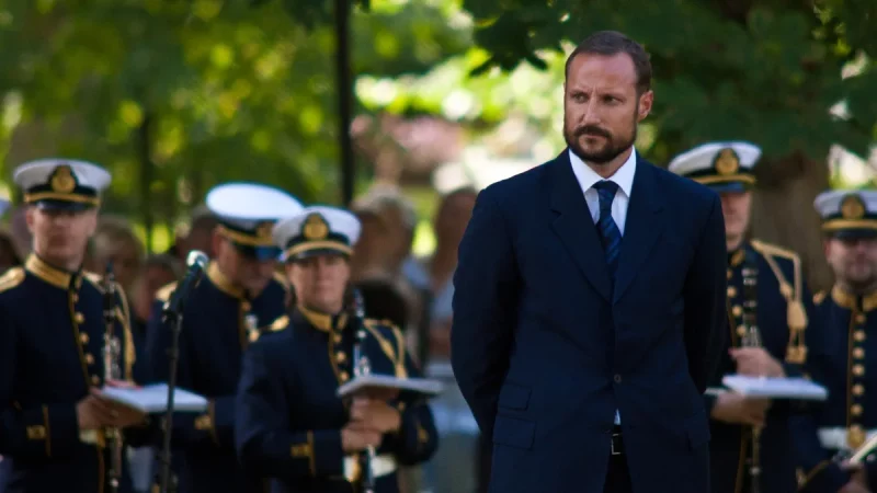 Haakon dari Norwegia berdiri di depan barisan pengawal kerajaan