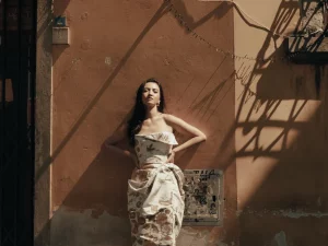 Raline Shah mengenakan gaun putih bercorak berpose di jalanan kota Italia