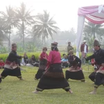 Mahasiswa mementaskan randai di Desa Wisata Kubu Gadang Padang Panjang