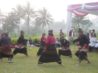Mahasiswa mementaskan randai di Desa Wisata Kubu Gadang Padang Panjang