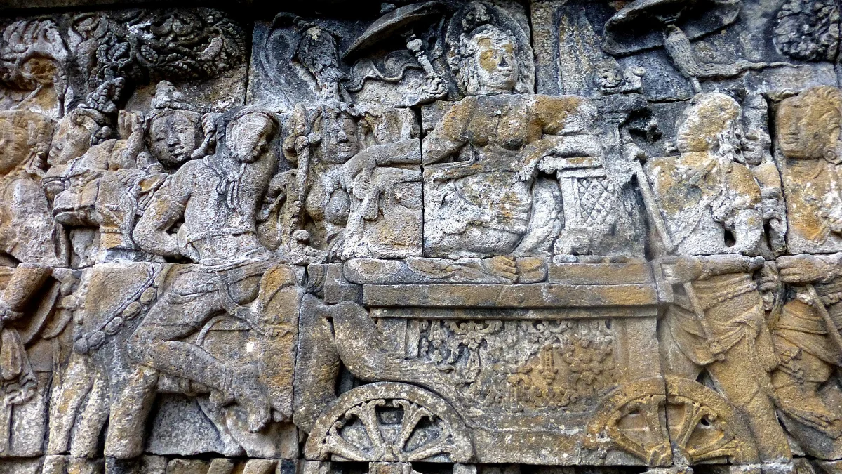 Ratu Maha Maya di Dua Belas Panil Borobudur