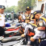 Petugas gabungan menertibkan motor parkir liar di Cengkareng Timur