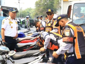 Petugas gabungan menertibkan motor parkir liar di Cengkareng Timur