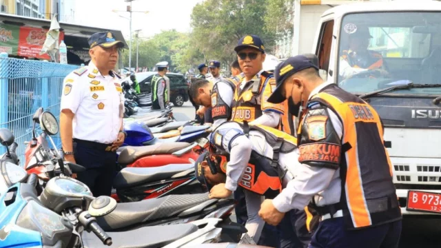 Petugas gabungan menertibkan motor parkir liar di Cengkareng Timur