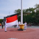Pengibaran bendera pada upacara HUT ke-81 Kemerdekaan RI di Kampus Limau Manis, Universitas Andalas, Padang, Senin (17/8/2026).