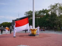 Pengibaran bendera pada upacara HUT ke-81 Kemerdekaan RI di Kampus Limau Manis, Universitas Andalas, Padang, Senin (17/8/2026).