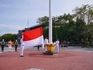 Pengibaran bendera pada upacara HUT ke-81 Kemerdekaan RI di Kampus Limau Manis, Universitas Andalas, Padang, Senin (17/8/2026).