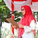 Rektor Universitas Riau Sri Indarti membacakan sambutan pada upacara HUT ke-81 Kemerdekaan RI di Kampus Bina Widya, Senin (17/8/2026).