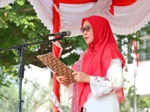 Rektor Universitas Riau Sri Indarti membacakan sambutan pada upacara HUT ke-81 Kemerdekaan RI di Kampus Bina Widya, Senin (17/8/2026).