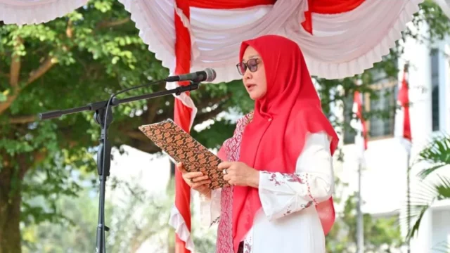 Rektor Universitas Riau Sri Indarti membacakan sambutan pada upacara HUT ke-81 Kemerdekaan RI di Kampus Bina Widya, Senin (17/8/2026).