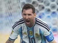 Lionel Messi berteriak merayakan gol dengan seragam timnas Argentina di Piala Dunia