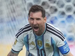 Lionel Messi berteriak merayakan gol dengan seragam timnas Argentina di Piala Dunia