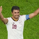 Gelandang Spanyol Rodri mengangkat kedua tangan merayakan momen dalam sebuah pertandingan Piala Dunia