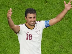 Gelandang Spanyol Rodri mengangkat kedua tangan merayakan momen dalam sebuah pertandingan Piala Dunia
