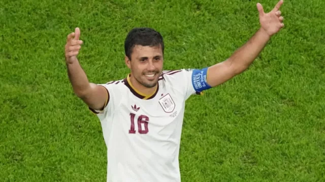 Gelandang Spanyol Rodri mengangkat kedua tangan merayakan momen dalam sebuah pertandingan Piala Dunia