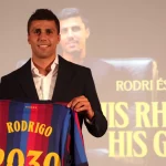 Rodri berpose dengan jersey Barcelona pada sesi perkenalan