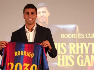 Rodri berpose dengan jersey Barcelona pada sesi perkenalan