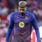 Bek Barcelona Ronald Araujo menunduk saat pemanasan jelang sebuah pertandingan